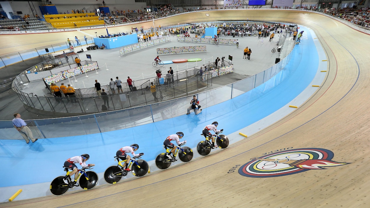 L'équipe canadienne de poursuite féminine au vélodrome de Milton lors des Jeux panaméricains de 2015