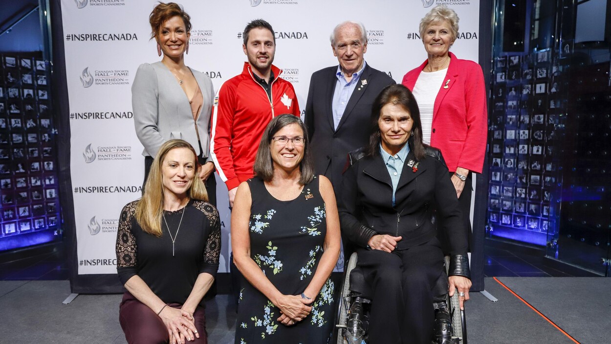 De gauche à droite, en haut, Waneek Horn-Miller, Alexandre Bilodeau, Doug Mitchel et Guylaine Bernier. En bas, Jayna Heffford, Vicki Keith et Colette Bourgonje. Absent, Martin Brodeur