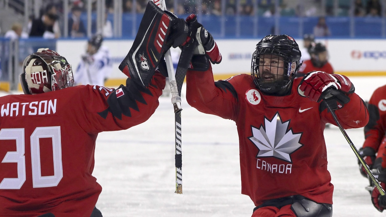 Le Canadien Billy Bridges (à droite) célèbre un but avec son gardien Corbin Watson.