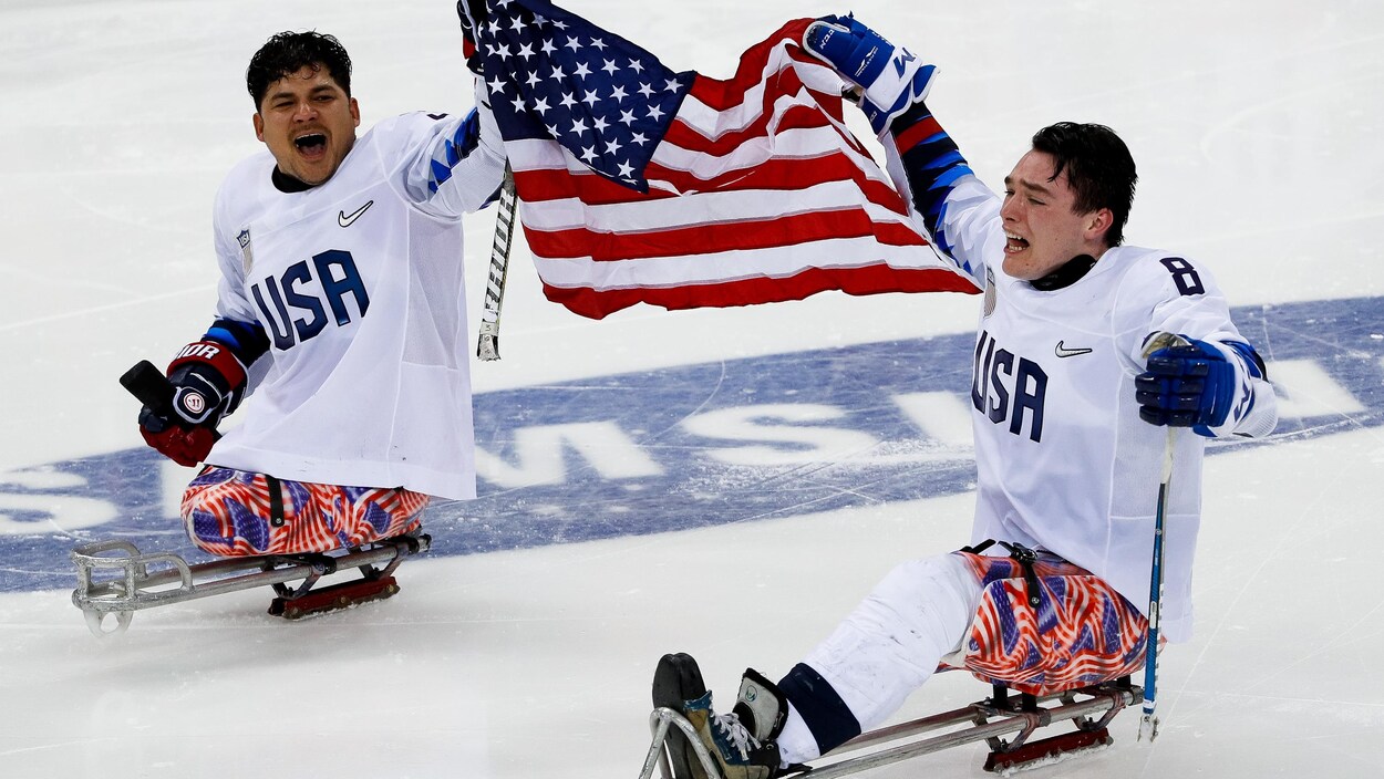 Les Américains Ralph DeQuebec et Jack Wallace célèbrent leur conquête de l'or en parahockey sur glace lors des Jeux paralympiques de Pyeongchang.