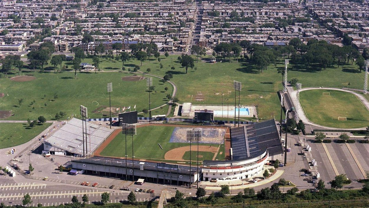 Vue du quartier Villeray vers l'Est, le 2 septembre 1976. À l'avant-plan, le stade Jarry.