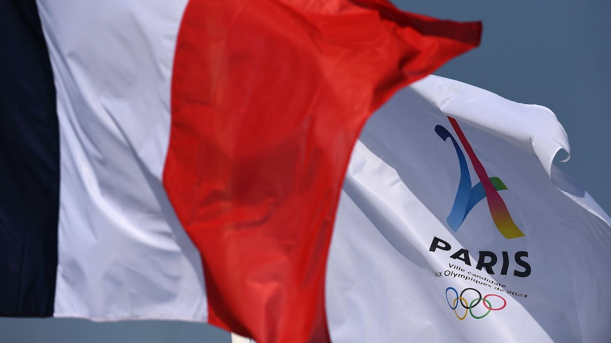 Le drapeau de la candidature olympique de Paris pour 2024 Le drapeau de la candidature olympique de Paris pour 2024