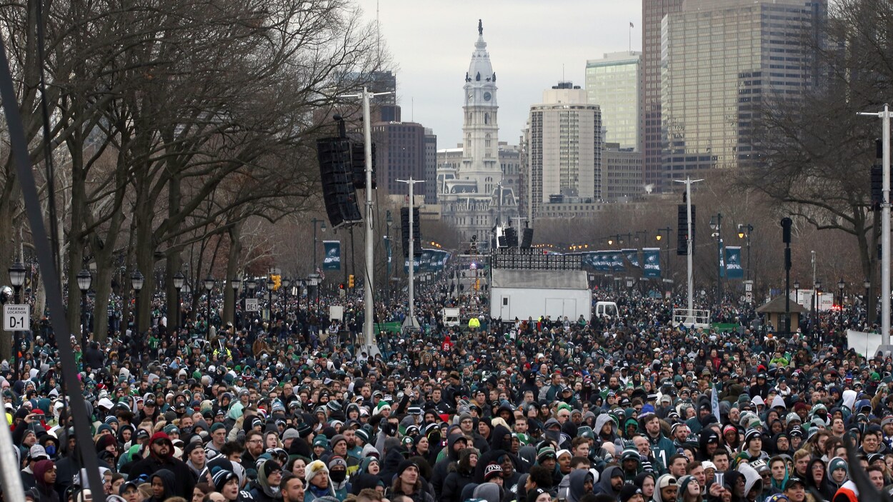 Des partisans des Eagles attendent le défilé de leur équipe sur le Benjamin Franklin Parkway de Philadelphie. Des partisans des Eagles attendent le défilé de leur équipe sur le Benjamin Franklin Parkway de Philadelphie.