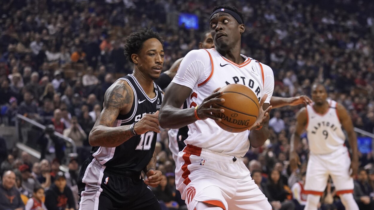 Deux joueurs de basketball au duel