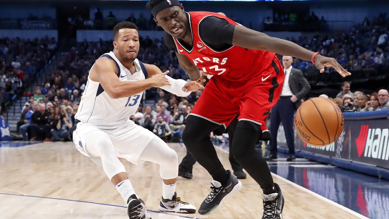 Deux joueurs de basket se font face.