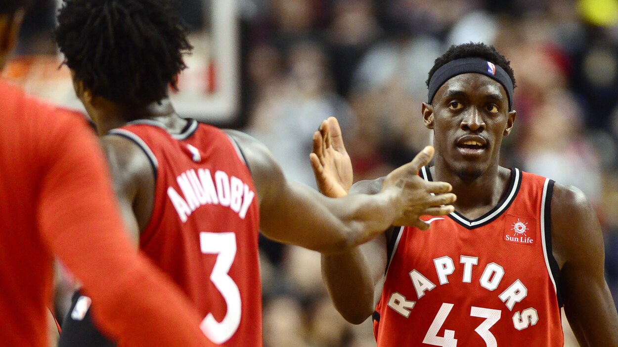 Pascal Siakam (à droite) félicité par un coéquipier.