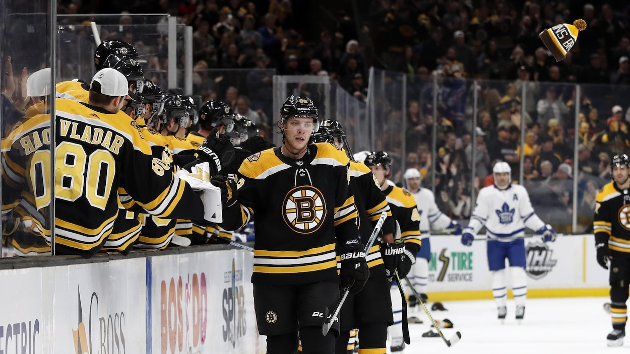 David Pastrnak est félicité par ses coéquipiers des Bruins après avoir marqué son troisième but du match contre les Maple Leafs. David Pastrnak est félicité par ses coéquipiers des Bruins après avoir marqué son troisième but du match contre les Maple Leafs.