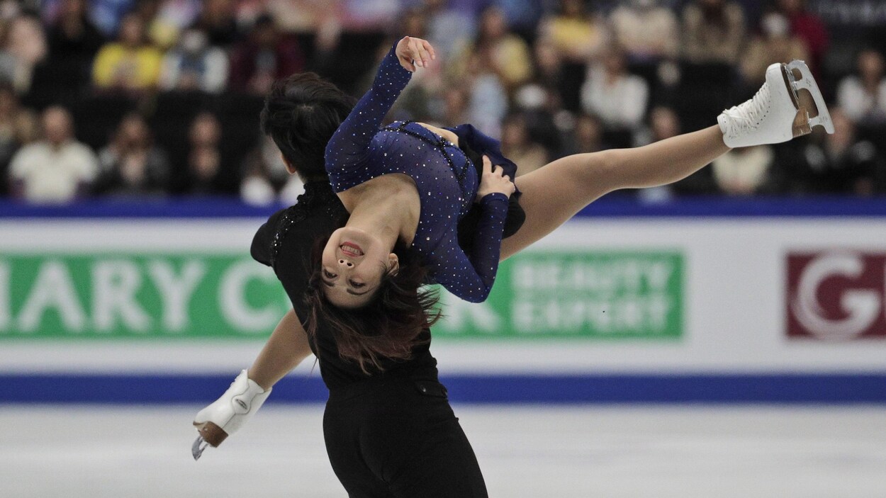 Les Chinois Cong Han (à gauche) et Wenjing Sui en action au programme libre des mondiaux de patinage artistique de 2019