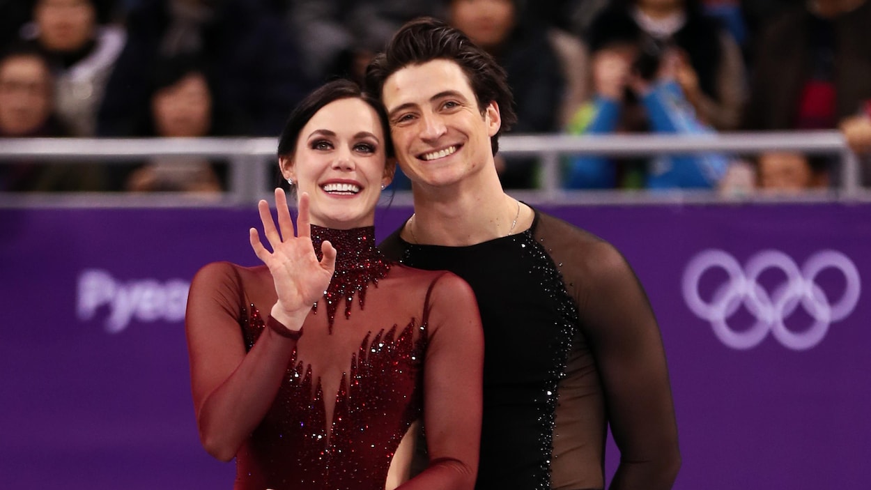 Ils saluent la foule lors de la cérémonie de remise des médailles à Pyeongchang.