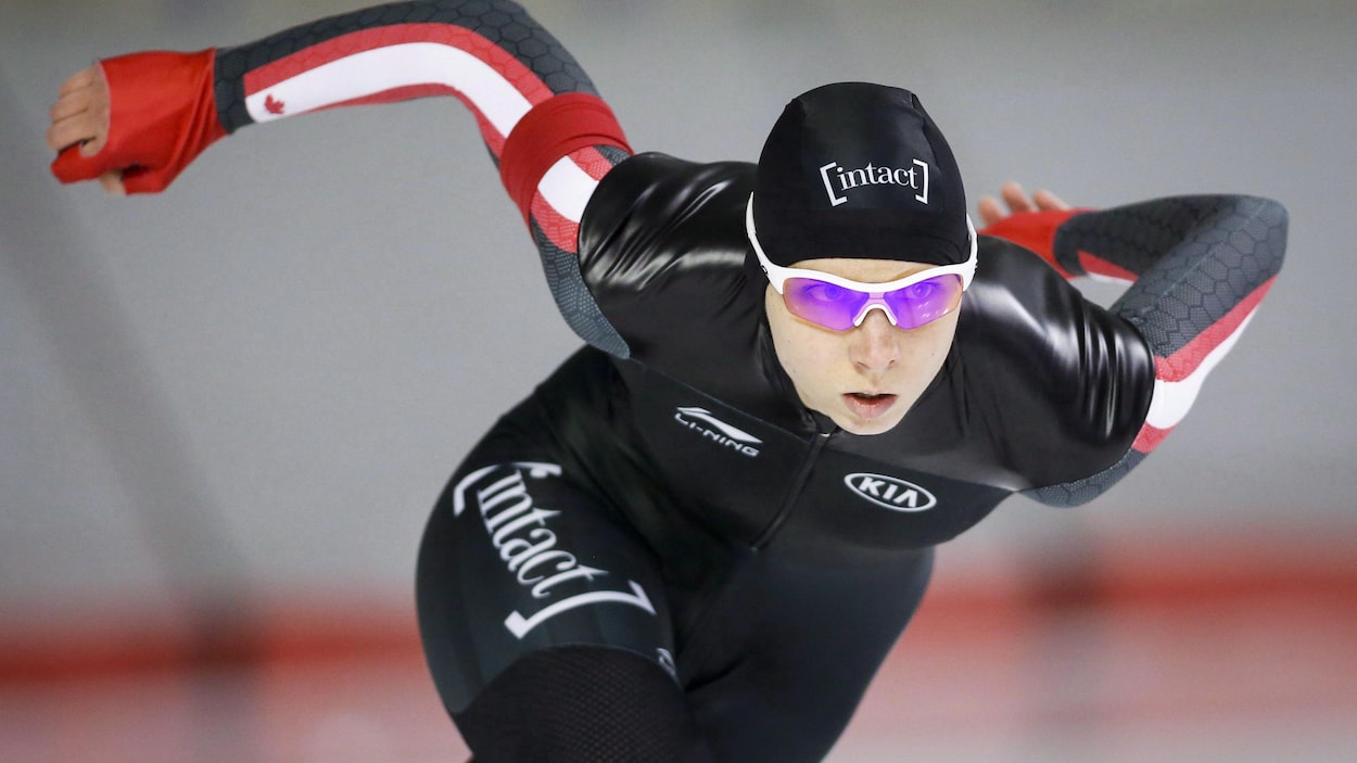 Elle patine aux essais olympiques de 2018 à Calgary.
