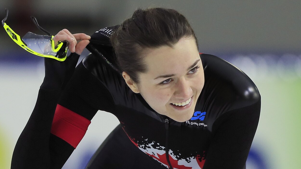 La patineuse canadienne Isabelle Weidemann sourit après avoir conclu sa course au 3000 m de la Coupe du monde de patinage de vitesse sur longue piste à Heerenveen, aux Pays-Bas.