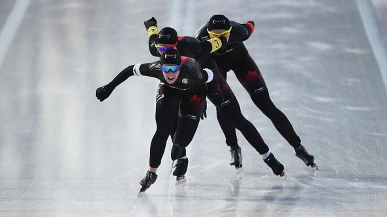 Ivanie Blondin, Isabelle Weidemann et Keri Morrison à l'arrivée de la poursuite par équipe