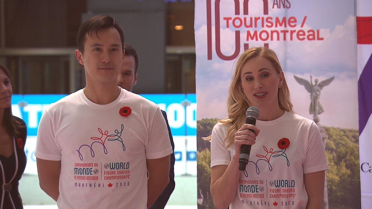 Vêtus d'un t-shirt aux couleurs de l'événement, ils parlent devant le public.