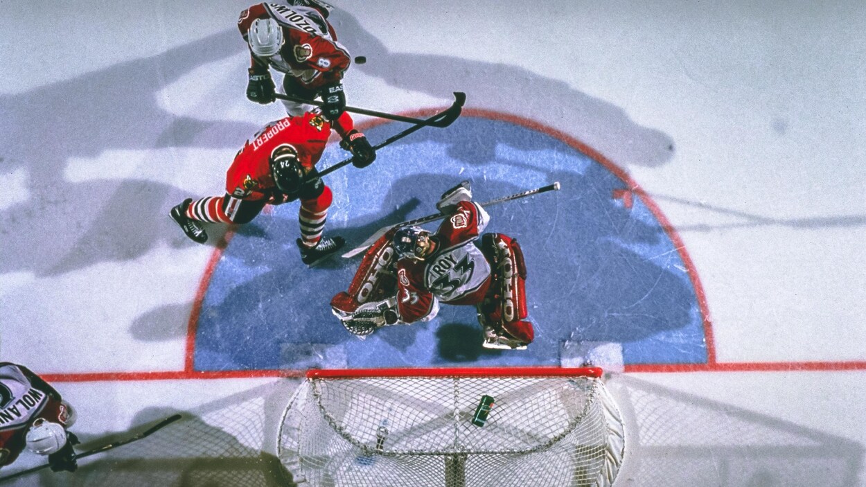 Patrich Roy suit des yeux la rondelle, pendant que se tiennent devant lui son défenseur Sandis Ozolinch et l'attaquant des Blackhawks Bob Probert. Patrich Roy suit des yeux la rondelle, pendant que se tiennent devant lui son défenseur Sandis Ozolinch et l'attaquant des Blackhawks Bob Probert.