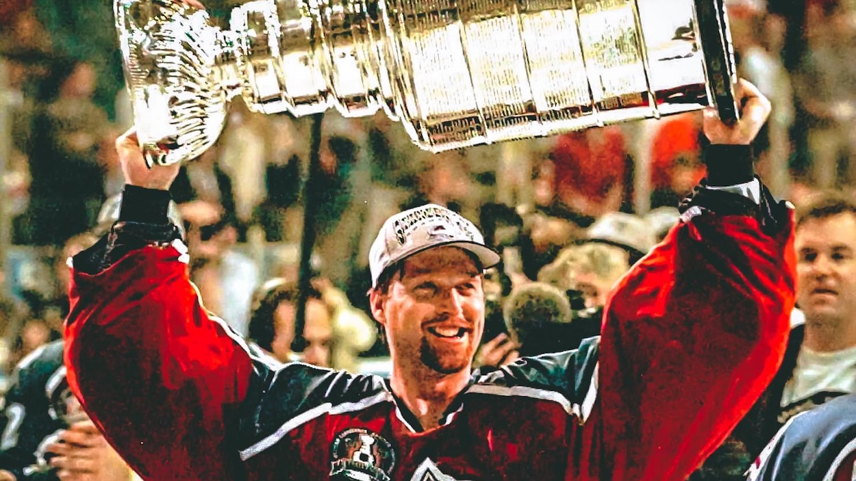 Patrick Roy soulève la coupe Stanley le soir du 10 juin 1996, après avoir vaincu les Panthers de la Floride. Patrick Roy soulève la coupe Stanley le soir du 10 juin 1996, après avoir vaincu les Panthers de la Floride.