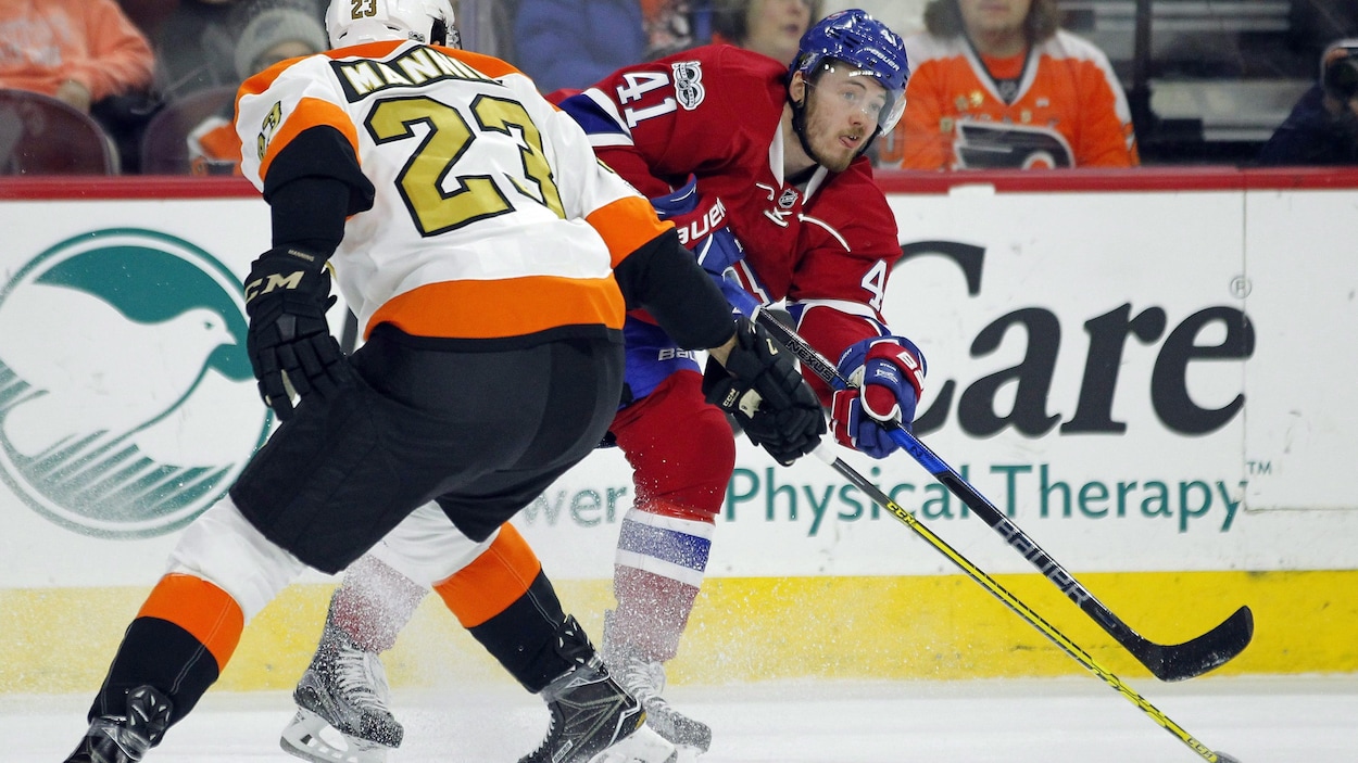 L'attaquant du Canadien de Montréal Paul Byron tente une passe, surveillé par Brandon Manning, des Flyers de Philadelphie. L'attaquant du Canadien de Montréal Paul Byron tente une passe, surveillé par Brandon Manning, des Flyers de Philadelphie.