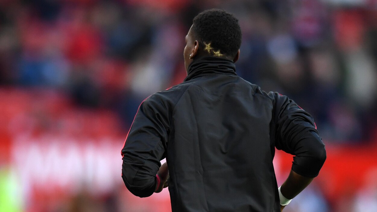 Paul Pogba, de dos, s'échauffe avec Manchester United Paul Pogba, de dos, s'échauffe avec Manchester United