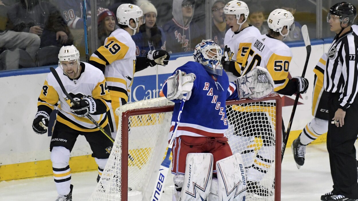 Les Penguins se réjouissent du but de Tanner Pearson autour du filet de Henrik Lundqvist