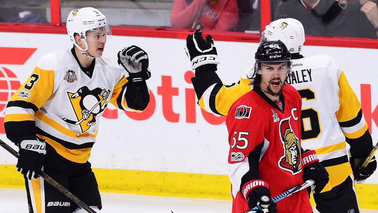 Olli Maatta célèbre son but avec Trevor Daley. Olli Maatta célèbre son but avec Trevor Daley.