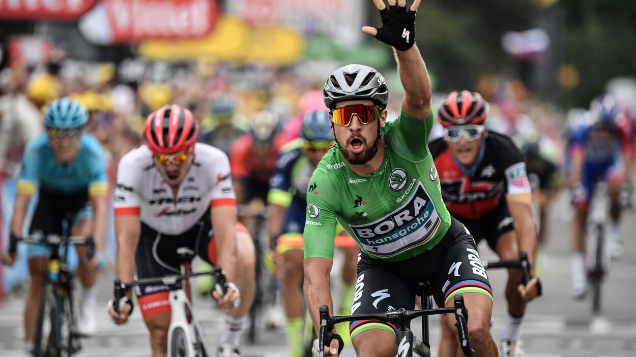 Peter Sagan lève les bras en triomphe après avoir remporté la 13e étape du Tour de France au sprint. Peter Sagan lève les bras en triomphe après avoir remporté la 13e étape du Tour de France au sprint.