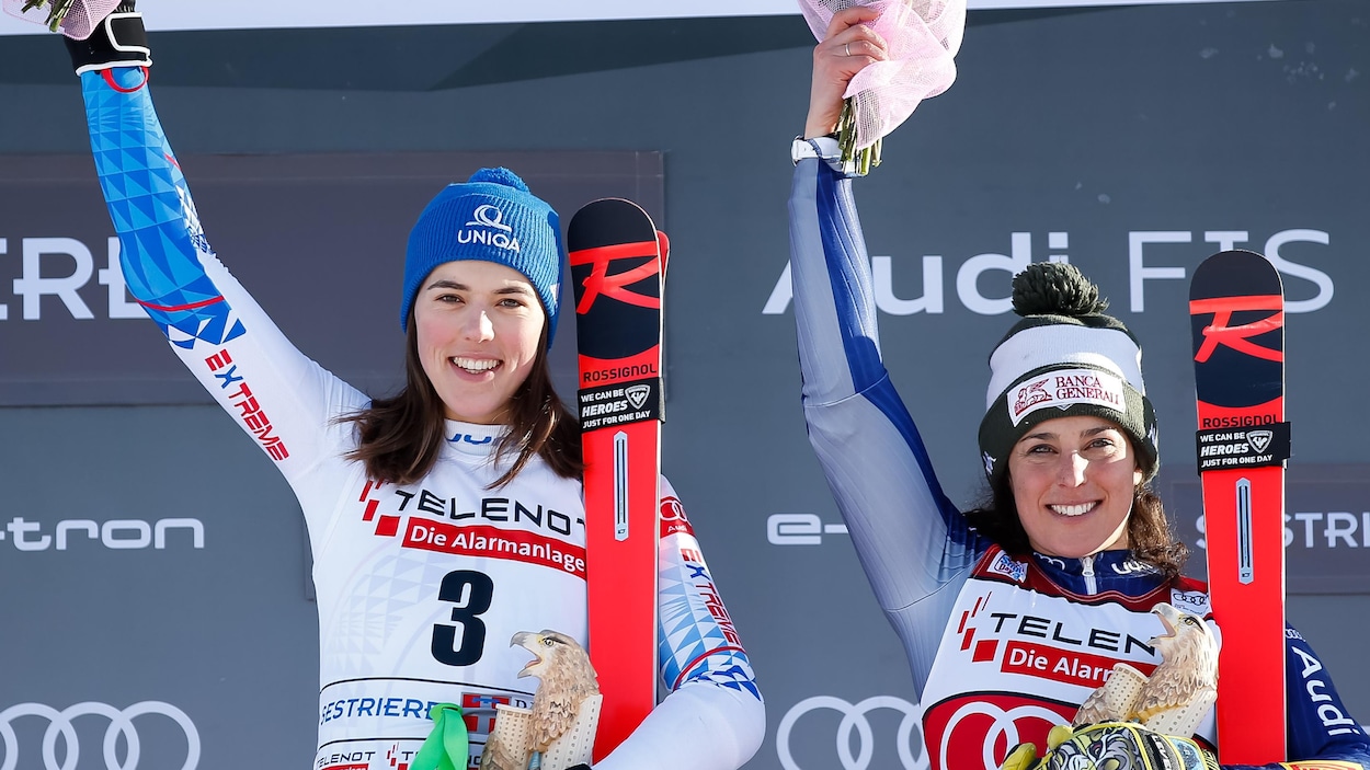 Petra Vlhova et Federica Brignone gagnantes ex aequo du slalom géant de Sestrières partagent la plus haute marche du podium.