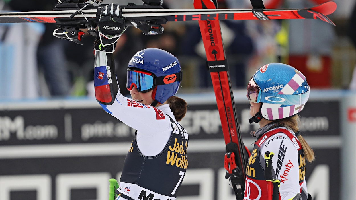 Petra Vlhova (à gauche) et Mikaela Shiffrin saluent le public à Maribor.