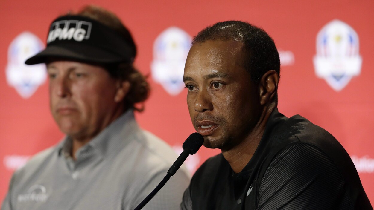 Phil Mickelson et Tiger Woods en conférence de presse, le 4 septembre 2018 Phil Mickelson et Tiger Woods en conférence de presse, le 4 septembre 2018