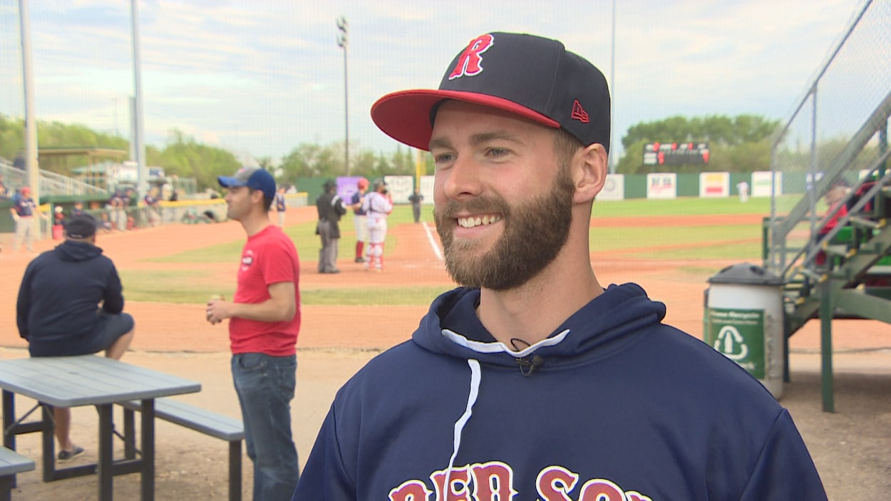 Philippe Langlois tout sourire en entrevue près du terrain de baseball des Red Sox de Regina.