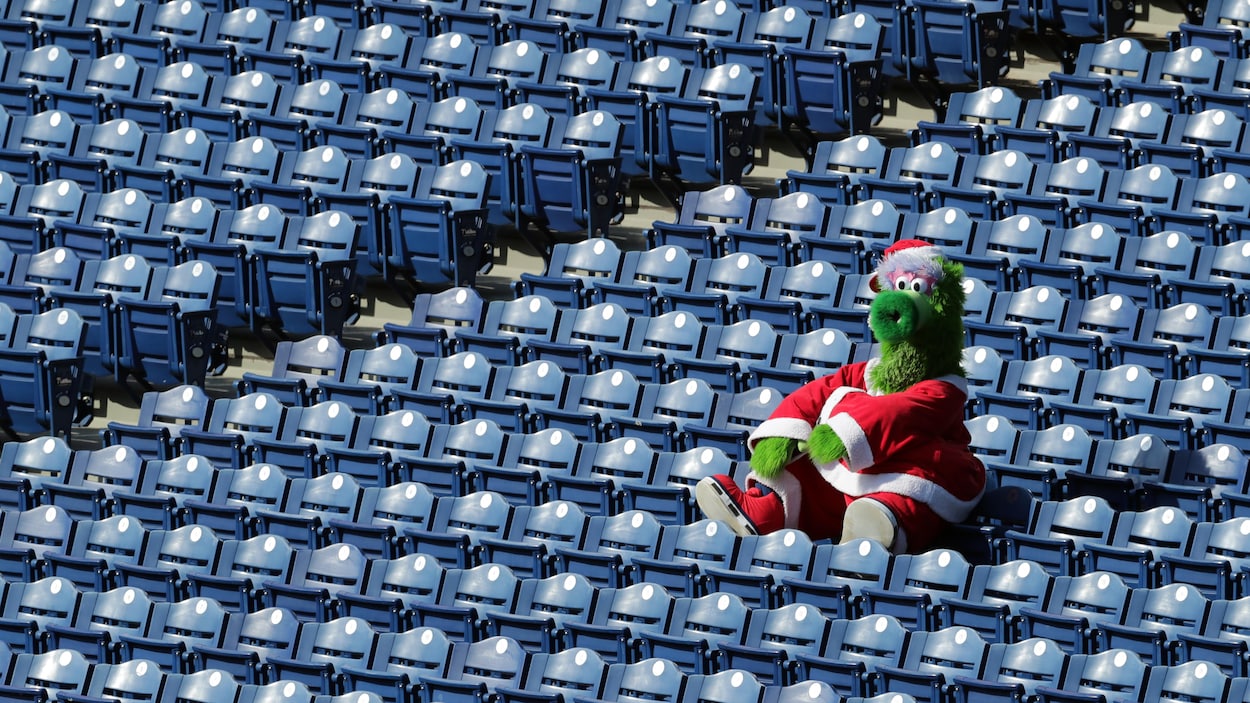 Une mascotte dans un stade vide