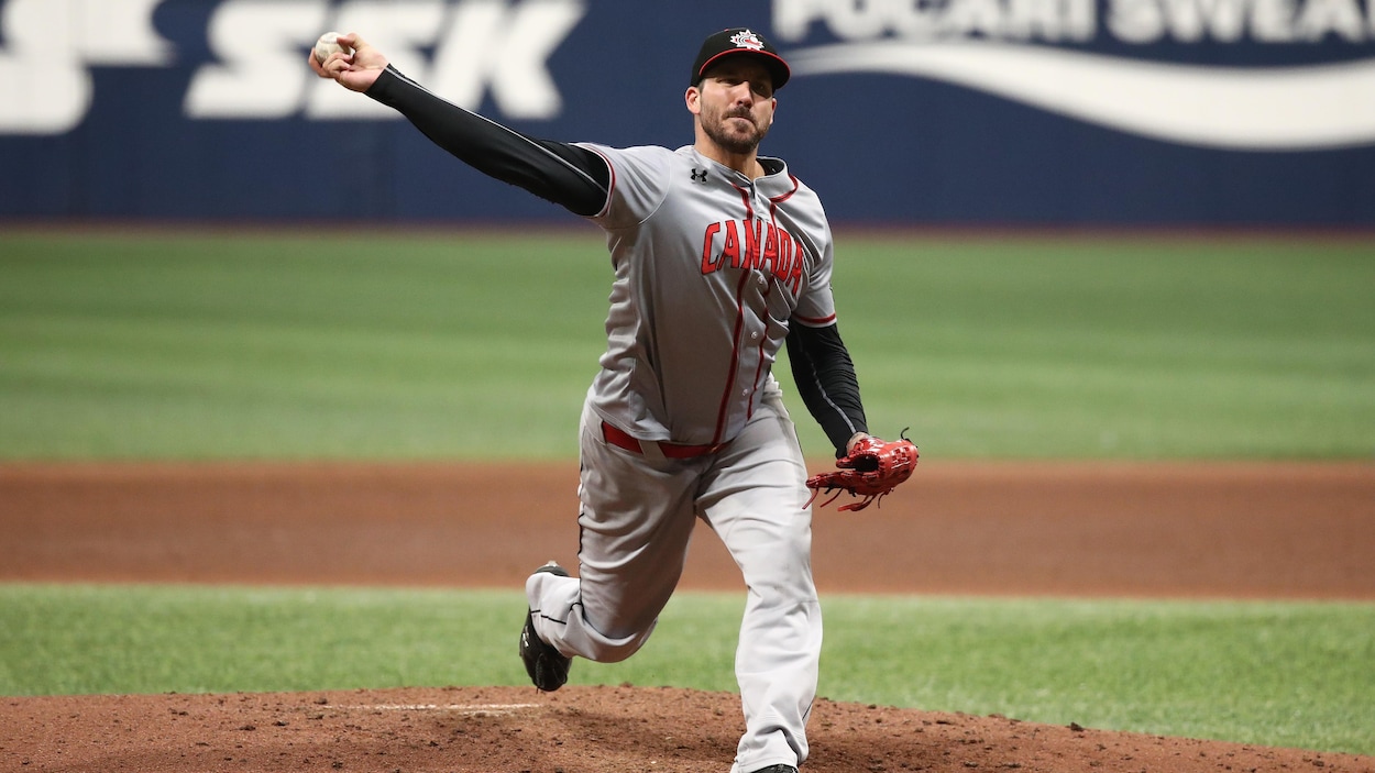 Le lanceur de baseball effectue sa motion vers le marbre lors d'un lancer.