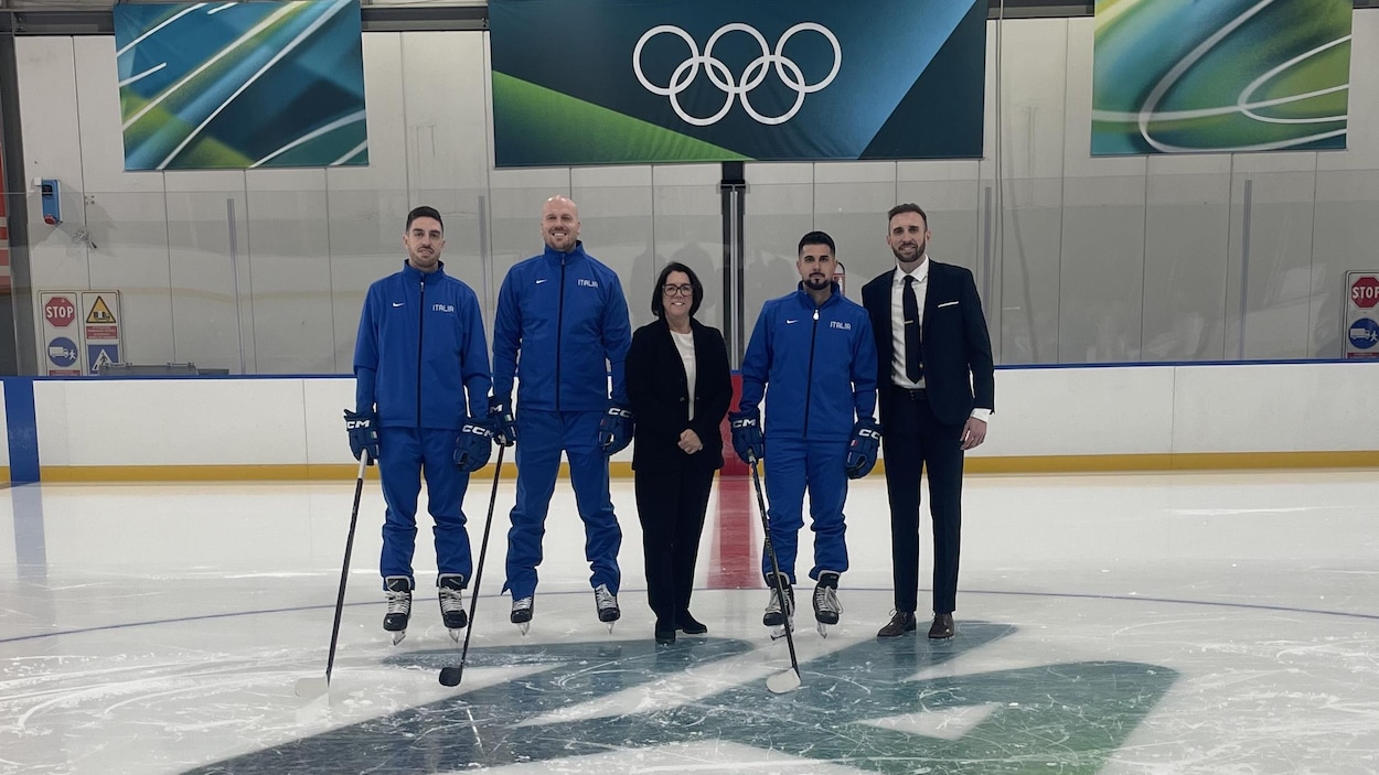 Le frère de Marie-Philip Poulin derrière le banc de l’équipe italienne