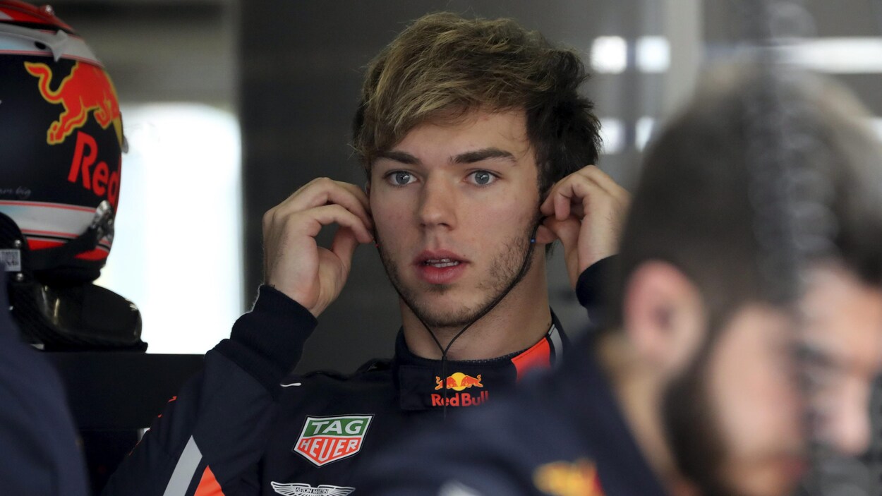 Pierre Gasly se prépare dans le garage Red Bull, avant le Grand Prix de Chine, à Shanghai.