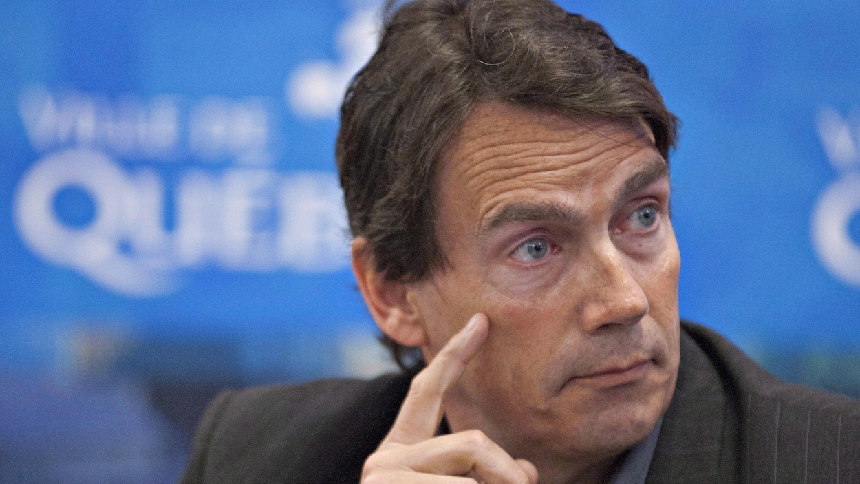 Pierre Karl Péladeau en conférence de presse.