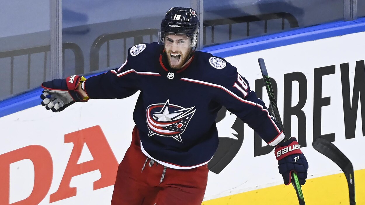 Un joueur de hockey célèbre son but.
