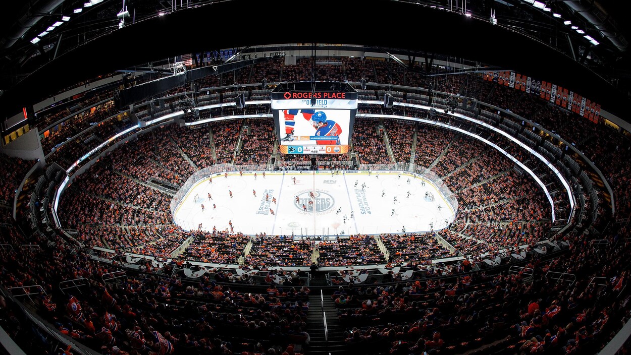 Vue de la patinoire et des gradins de la Place Rogers, lors d'un entraînement d'avant-match entre les Oilers et les Sharks.