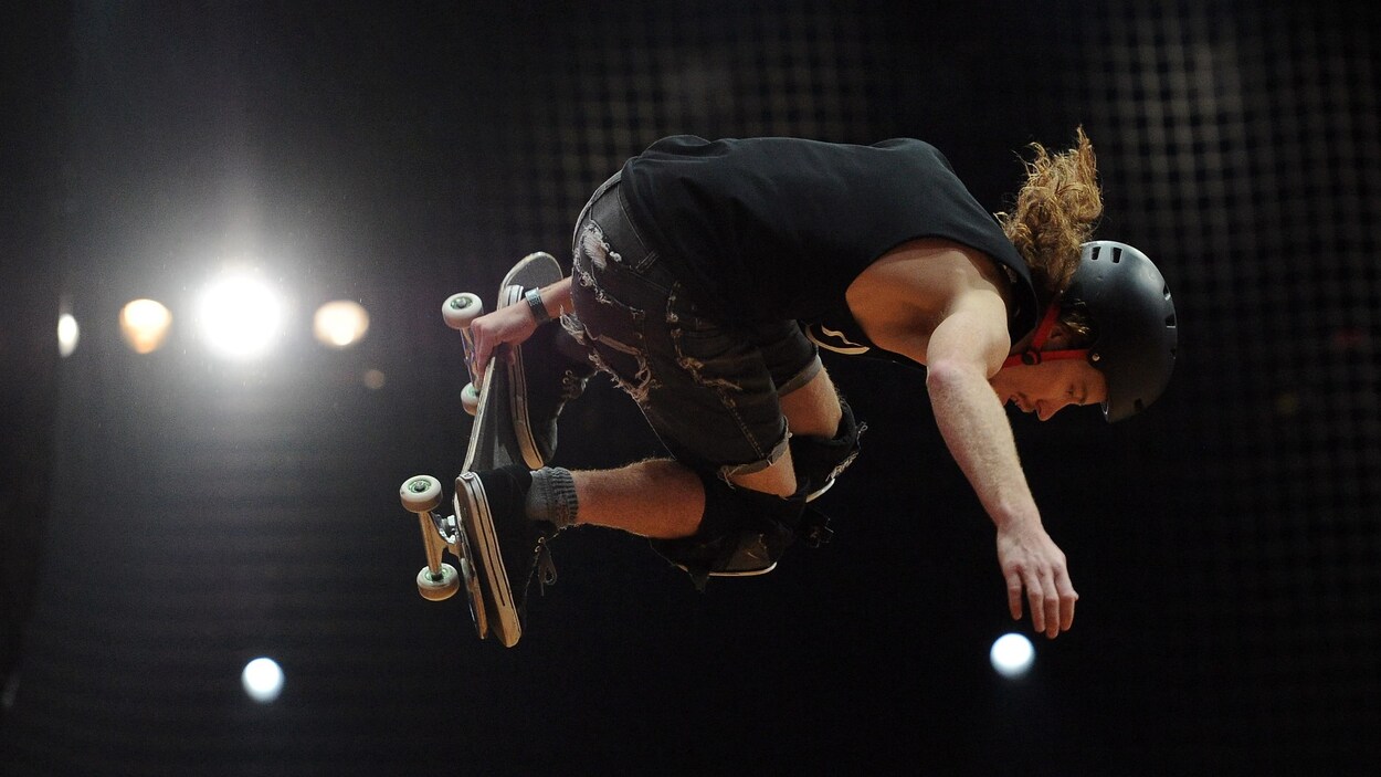 L'Américain Shaun White réalise sa performance dorée en rampe verticale aux X Games de 2011.
