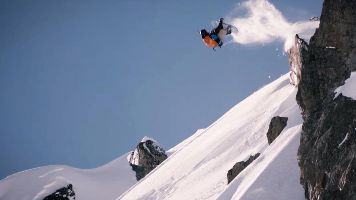 Un planchiste fait une saut durant une descente de la Coupe du monde de freeride.
