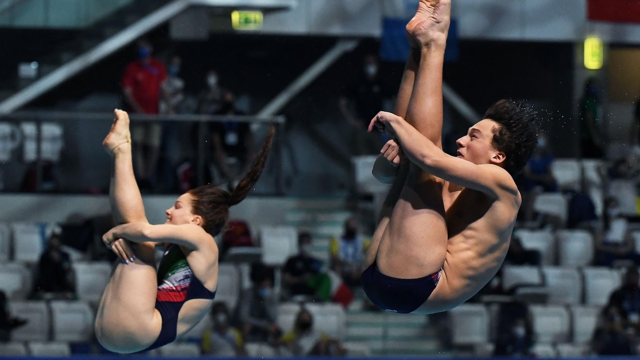 Les Italiens Matteo Santoro et Chiara Pellacani lors de l'épreuve du 3 mètres synchronisé aux Championnats européens de natation en 2021.