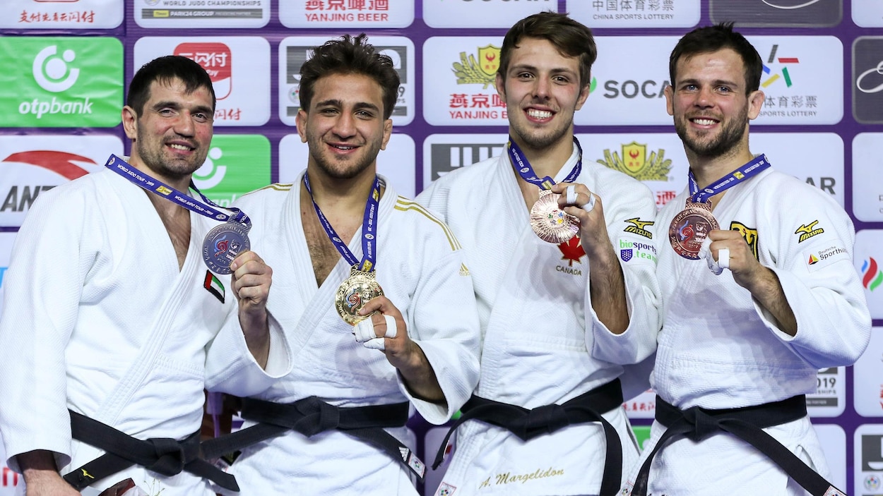 Victor Scvortov, Hidayat Heydarov, Arthur Margelidon et Igor Wandtke sur le podium en Chine
