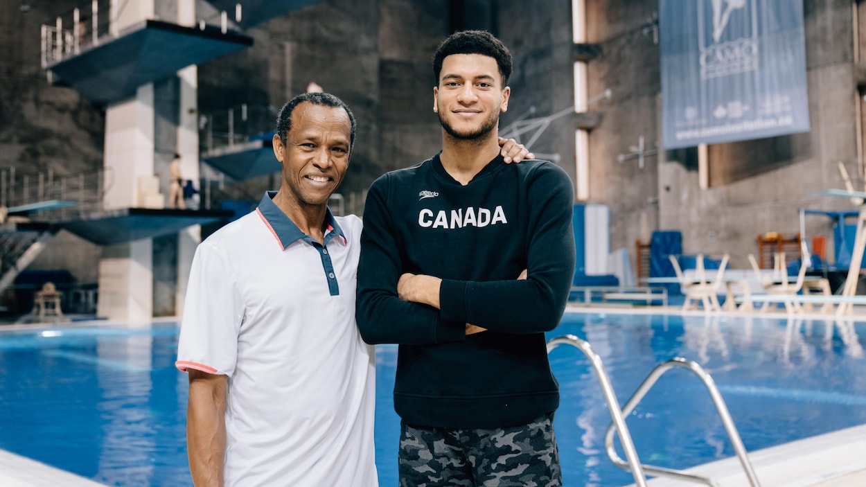 Deux hommes sourient près d'une piscine