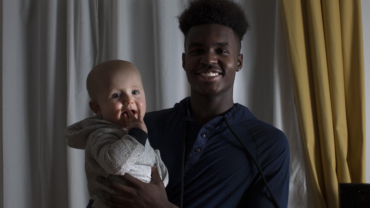Prinzy Dessources tient le petit Madden, 7 mois, dans ses bras. Prinzy Dessources tient le petit Madden, 7 mois, dans ses bras.