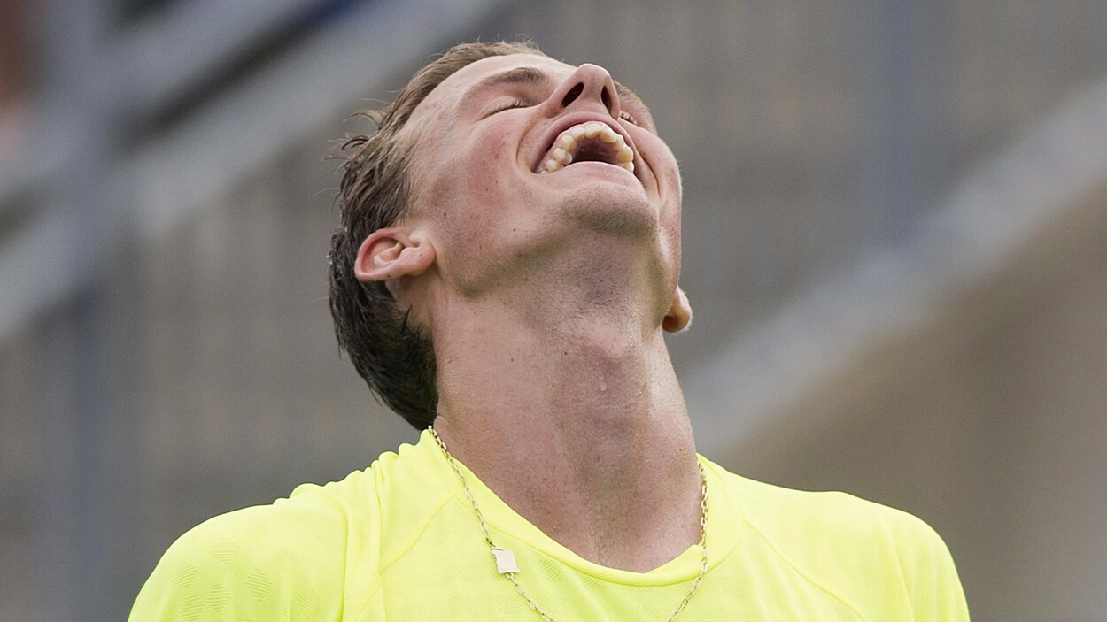 Vasek Pospisil célèbre sa victoire face au Tchèque Tomas Berdych à la Coupe Rogers, à Montréal, en 2013. Vasek Pospisil célèbre sa victoire face au Tchèque Tomas Berdych à la Coupe Rogers, à Montréal, en 2013.