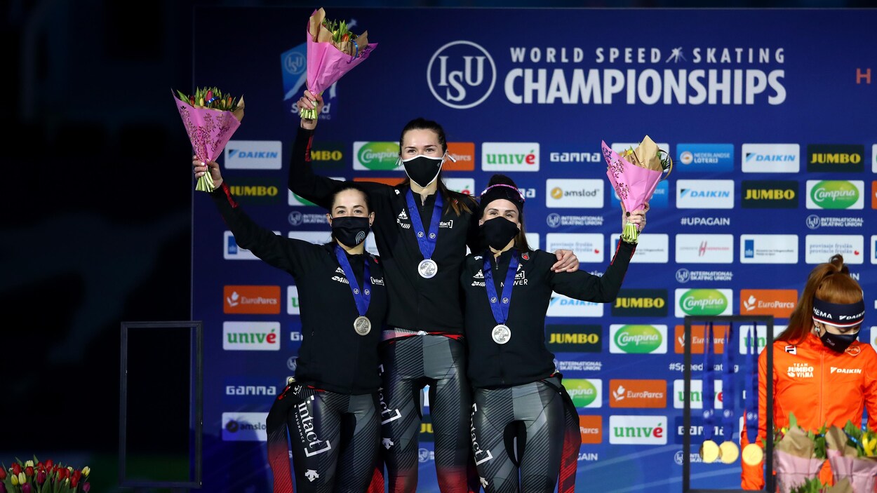 Ivanie Blondin, Isabelle Weidemann et Valérie Maltais sur le podium aux Championnats du monde de patinage de vitesse sur longue piste
