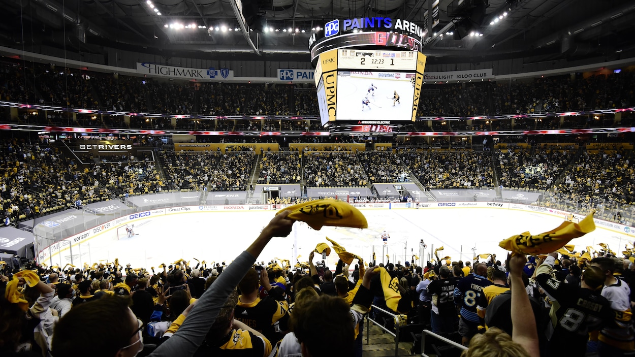 Un amateur des Penguins est hospitalisé après avoir chuté du balcon à Pittsburgh