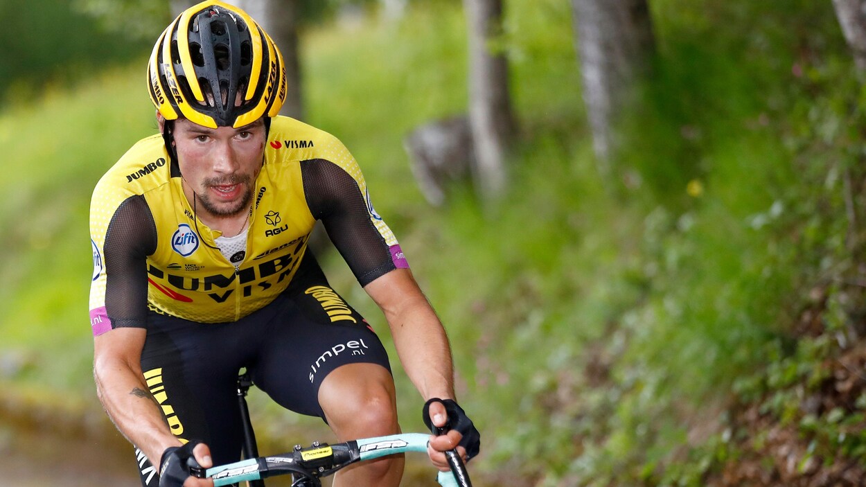 Un cycliste en plein effort en montagne