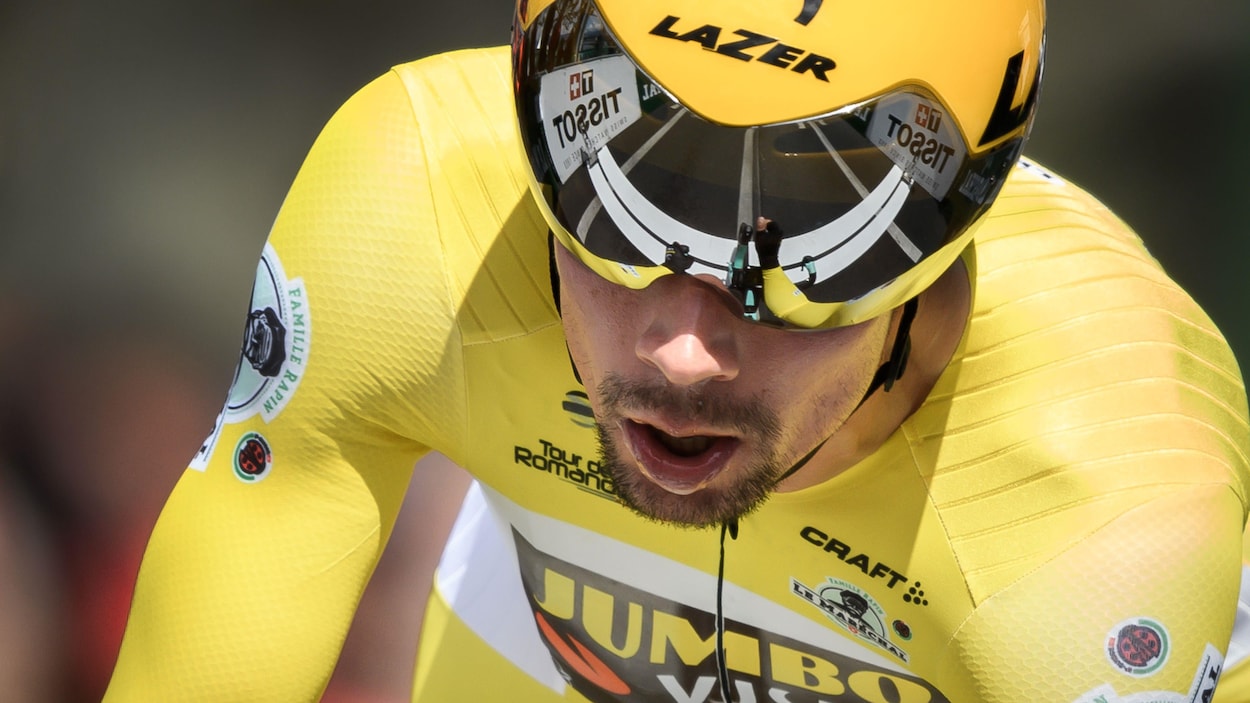 Primoz Roglic traverse le fil d'arrivée de la dernière étape du Tour de Romandie, un contre-la-montre à Genève.