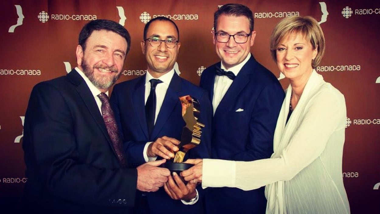 Guy D'Aoust, Alexis de Lancer, Martin Labrosse et Marie-José Turcotte avec leur prix Gémeaux Guy D'Aoust, Alexis de Lancer, Martin Labrosse et Marie-José Turcotte avec leur prix Gémeaux