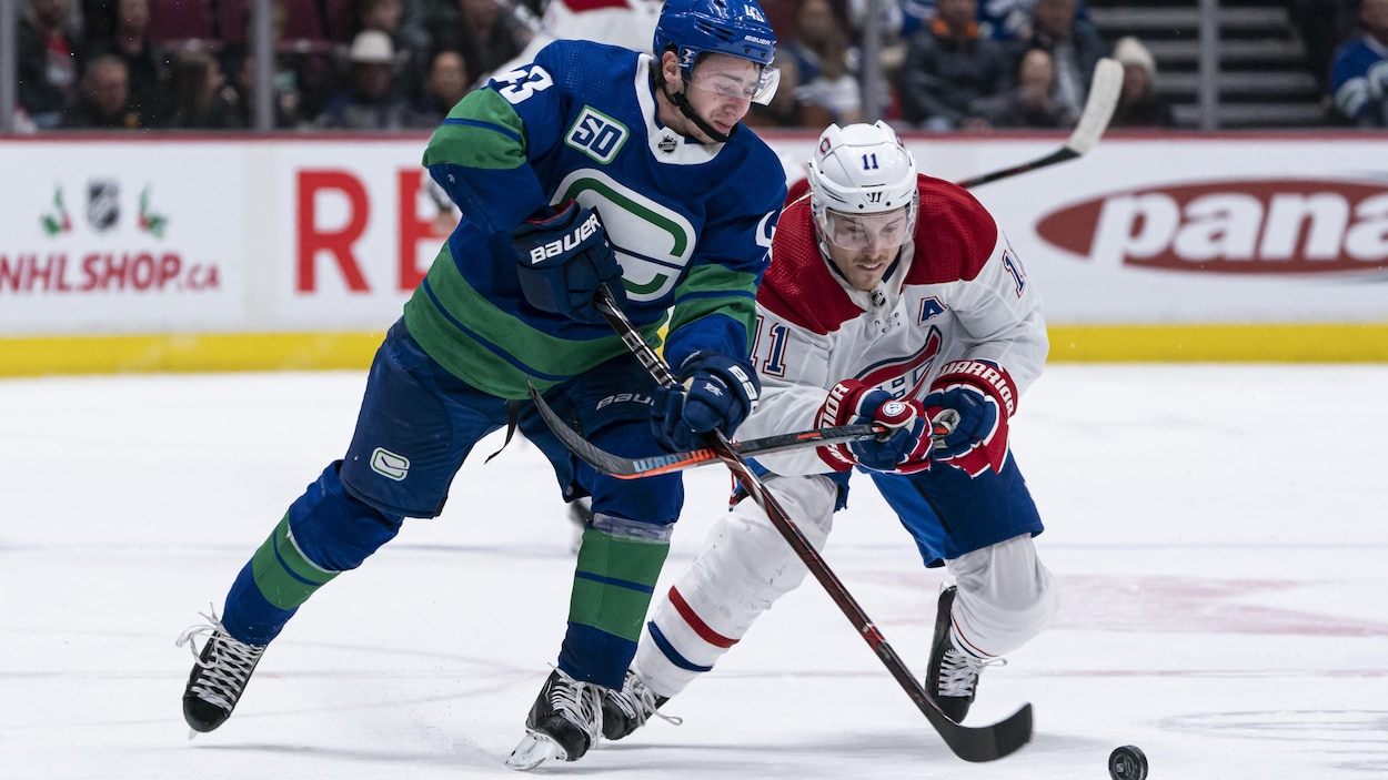 Quinn Hughes et Brendan Gallagher à la poursuite de la rondelle