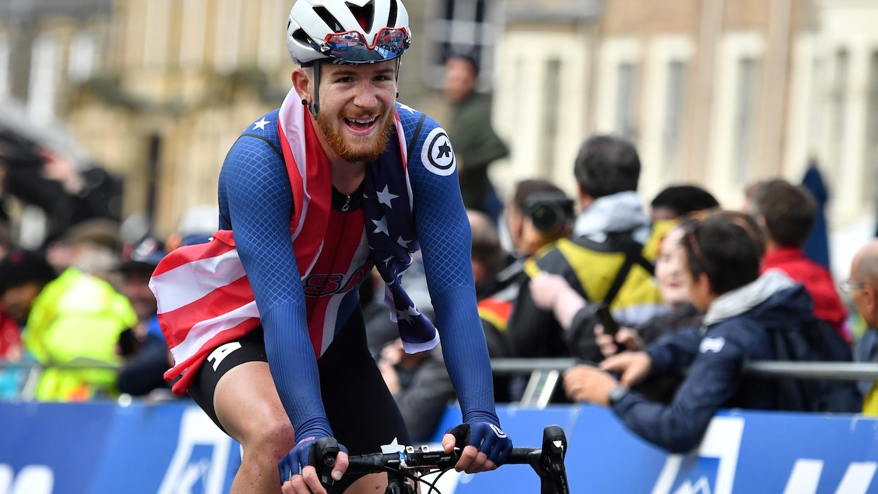 Il sourit après son titre de champion du monde junior en 2019.