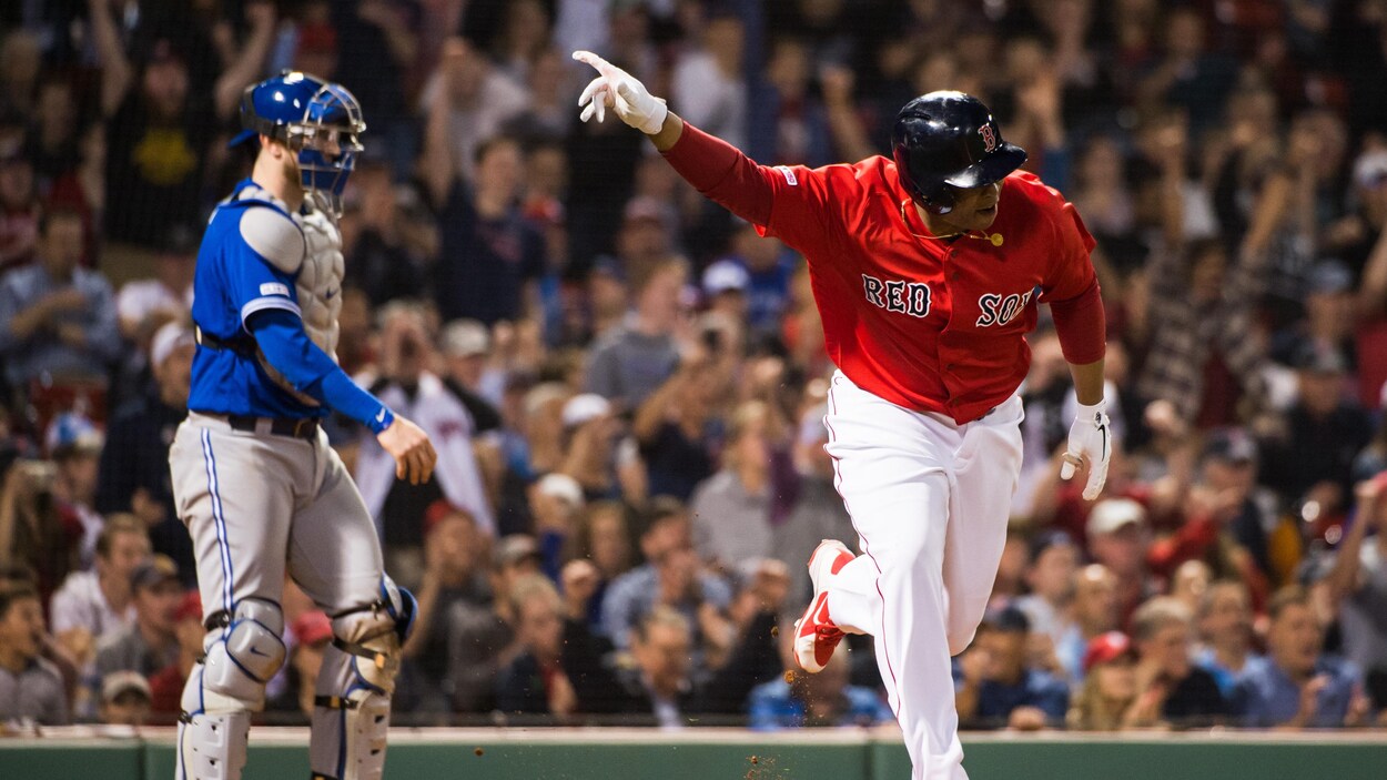 Rafael Devers (à droite) célèbre son coup de circuit contre les Blue Jays.
